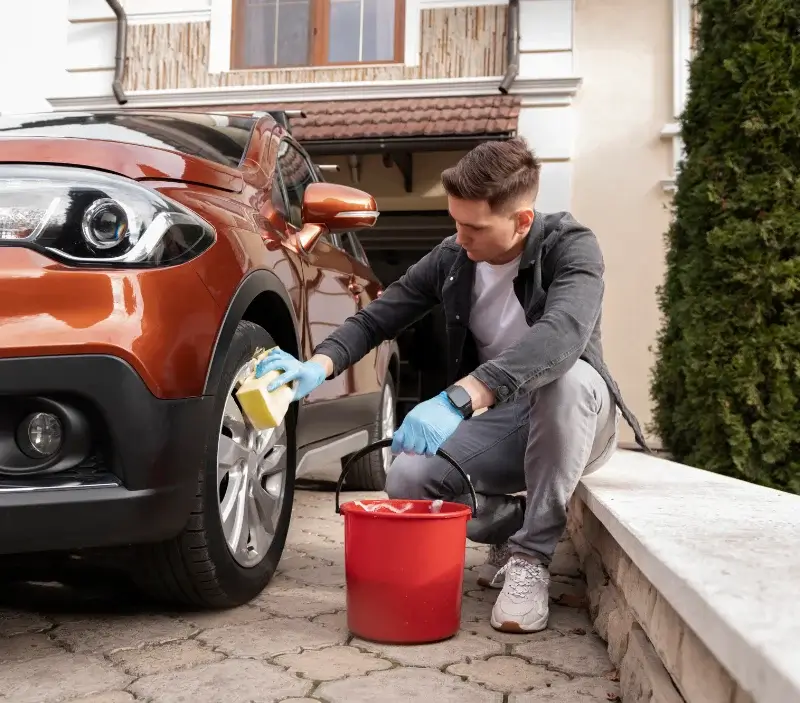 Lavage auto à domicile Lamonzie-Saint-Martin : professionnel intervenant sur un véhicule